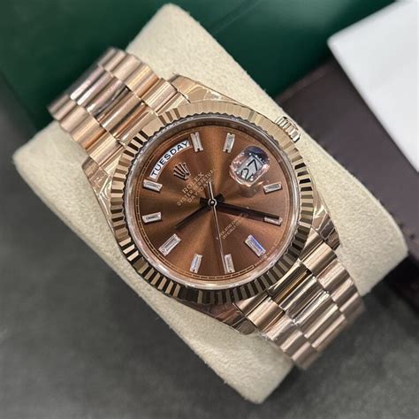 Rolex Rep 11 Nam Mặt Chocolate Cọc Số Đính Đá Baguette.